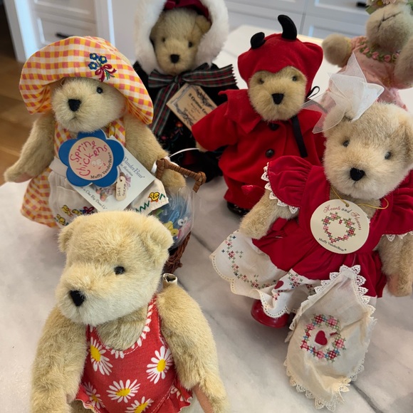 Muffy VanderBear and Hoppy VanderHare stuffed animals - Picture 7 of 9